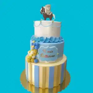 Torta scenografica battesimo azzurra con decorazioni eleganti