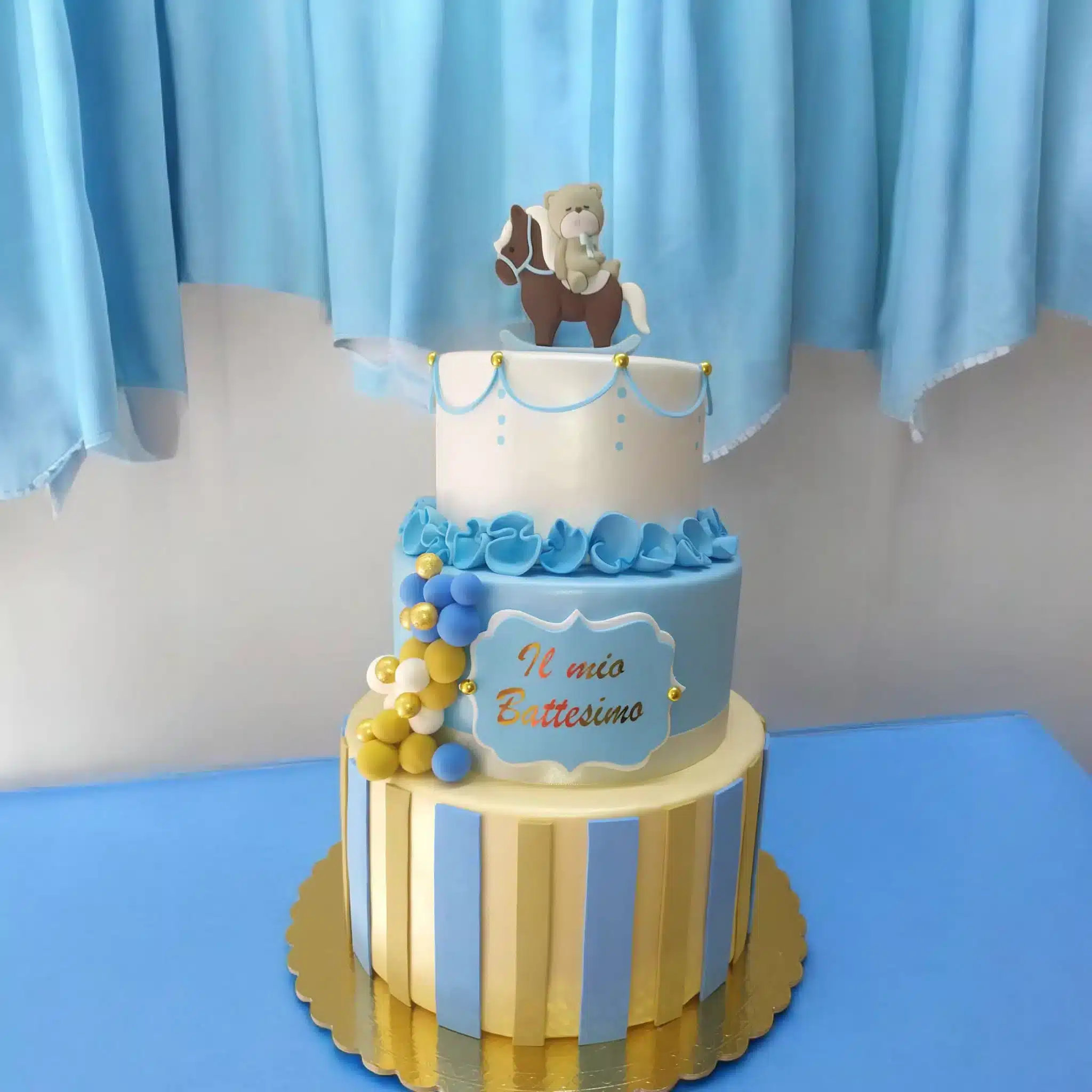Torta scenografica battesimo azzurra con decorazioni eleganti - immagine 2