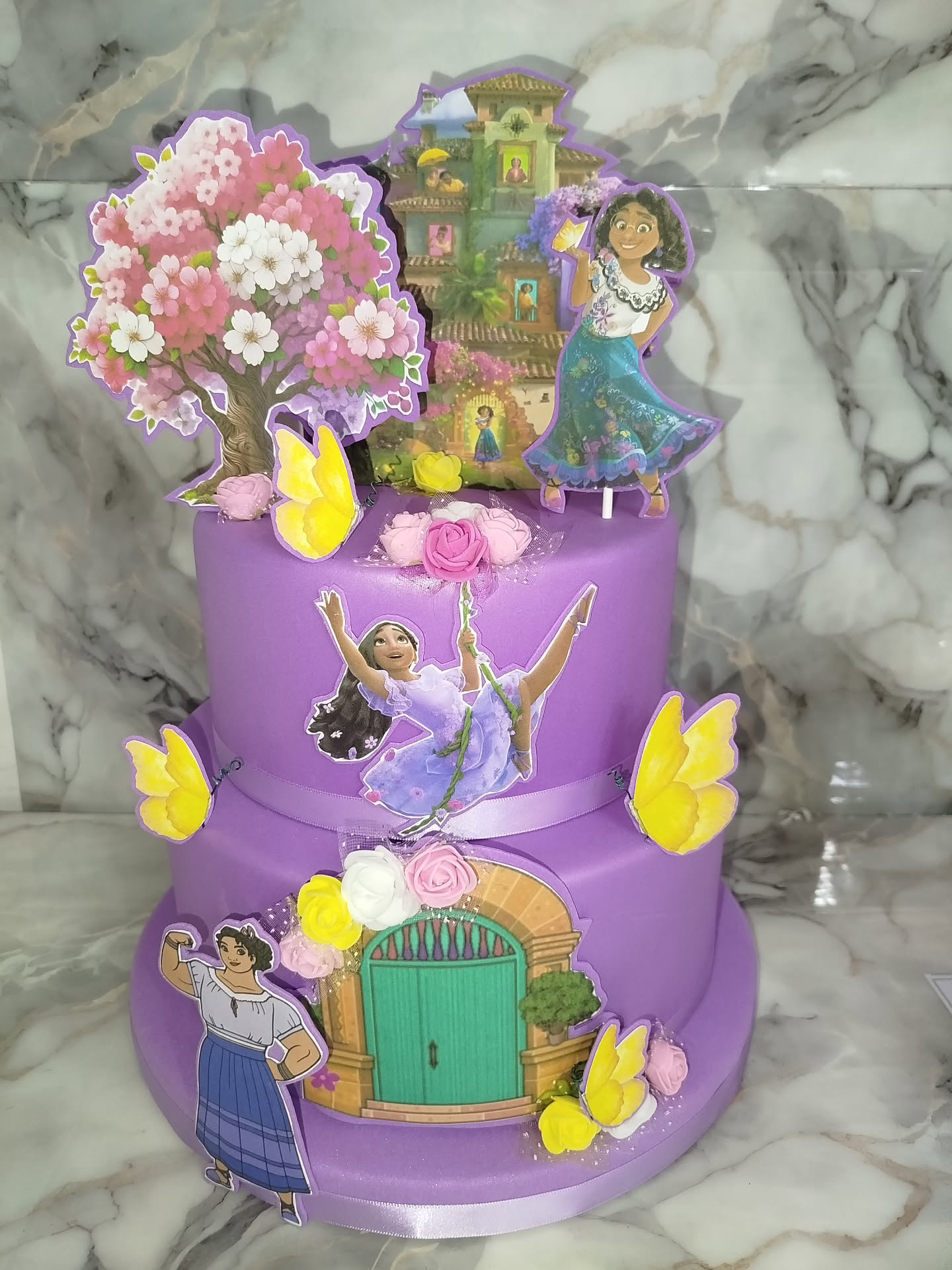 Torta Encanto Viola Decorata – Cake Art Artigianale per Feste e Compleanni